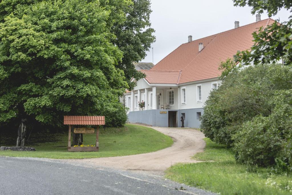 ein Haus mit einem Schild am Straßenrand in der Unterkunft Guesthouse Kadrina Mõis in Kadrina