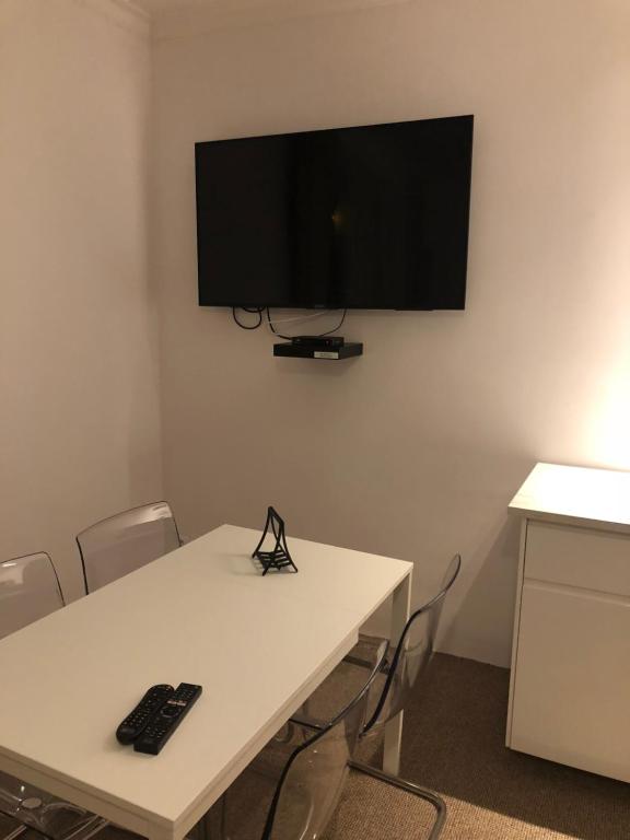 Televízia a/alebo spoločenská miestnosť v ubytovaní Madera House