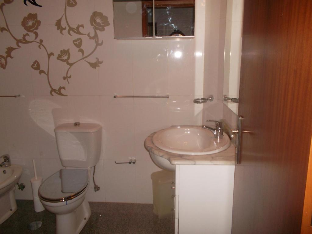 a bathroom with a toilet and a sink at Afurada Apartment - 2 Room - 3 Persons in Vila Nova de Gaia