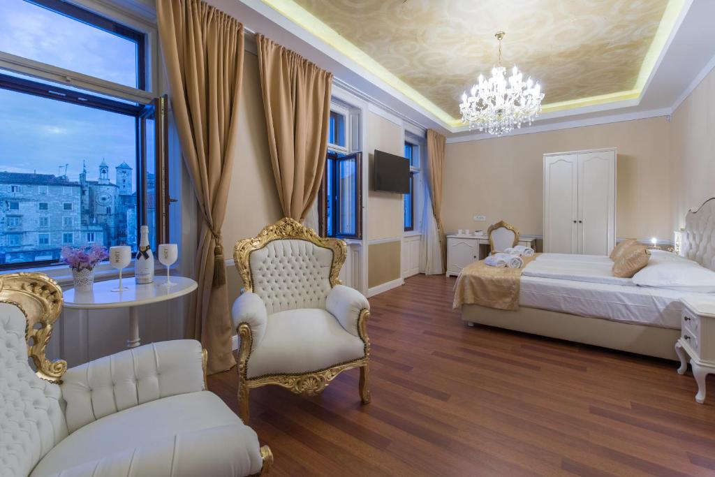 Postel nebo postele na pokoji v ubytování Central Square Heritage Hotel