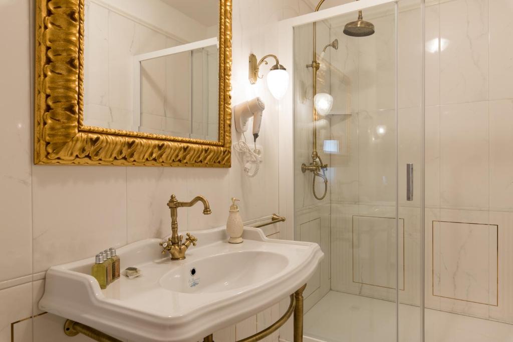 Central Square Heritage Hotel - 17