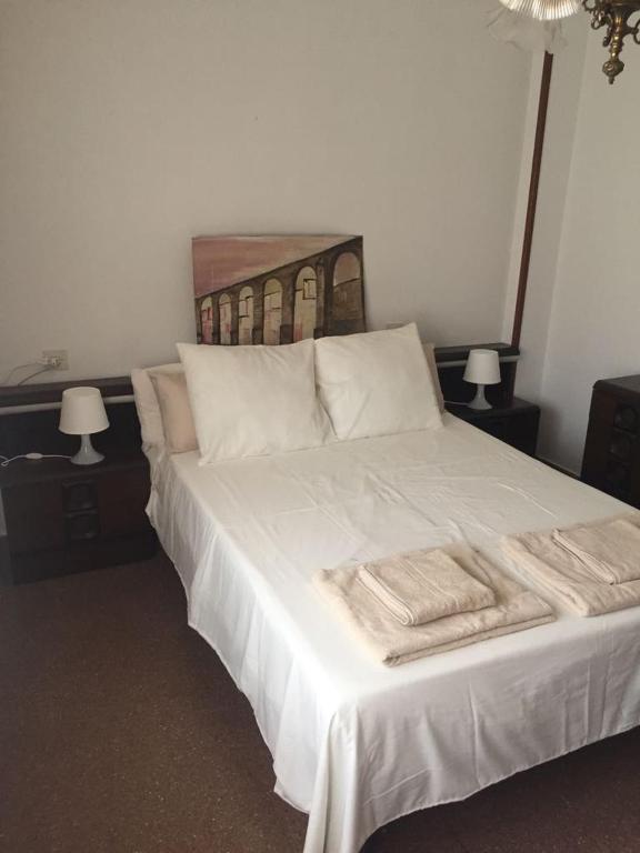A bed or beds in a room at Alojamiento Turístico Las Catonas de Antoñanzas