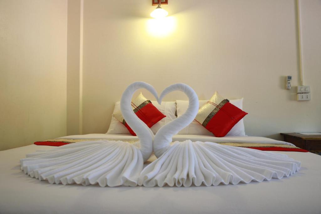 two swans are made to look like they are kissing at Paradise Bungalows in Haad Rin