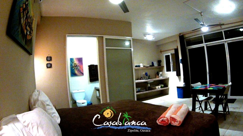Postel nebo postele na pokoji v ubytování Casablanca Guest House - Adults Only - Starlink Internet!