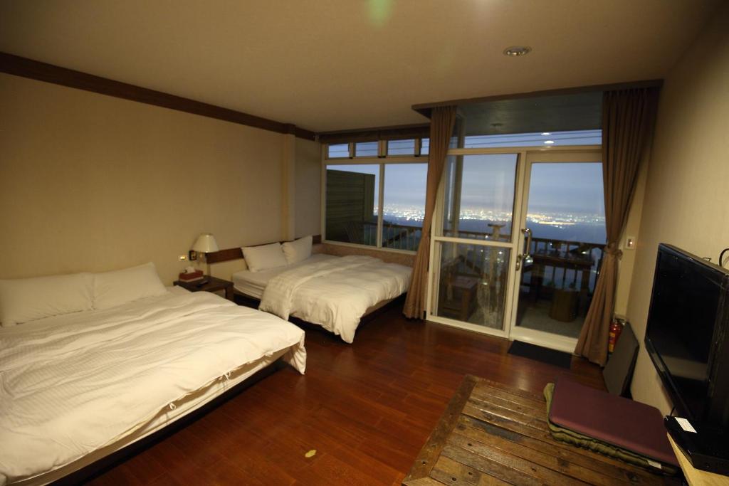 Sky lounge B&B - Deluxe Viervoudige Kamer Met Balkonavondweergave