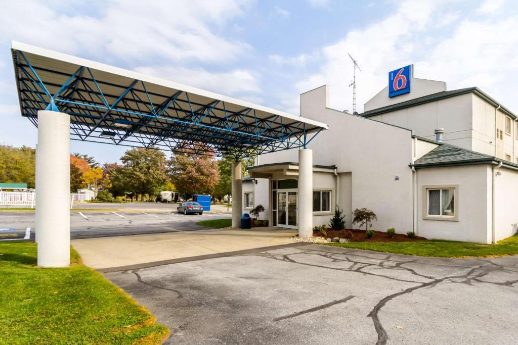 une station-service avec un panneau sur son côté dans l'établissement Motel 6-Milan, OH - Sandusky, à Milan