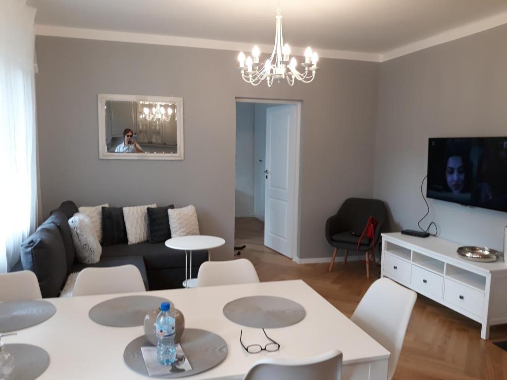 Televízia a/alebo spoločenská miestnosť v ubytovaní 2 Bedroom City Center Apartment