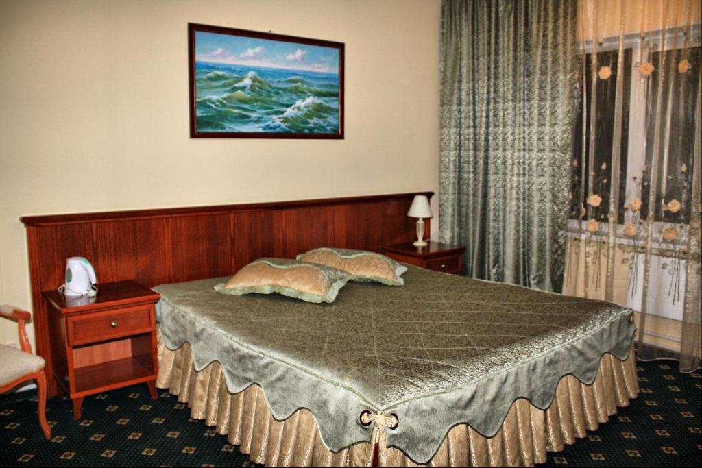 Nyagan'にあるKedr Hotelのベッドルーム1室(ベッド1台付)