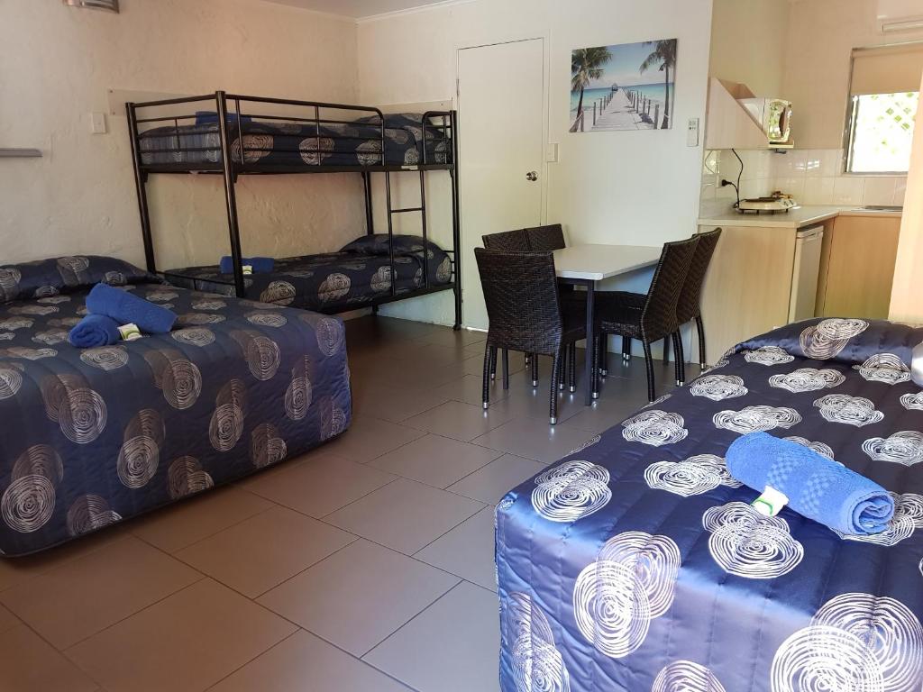 Postel nebo postele na pokoji v ubytování Mango Tree Motel