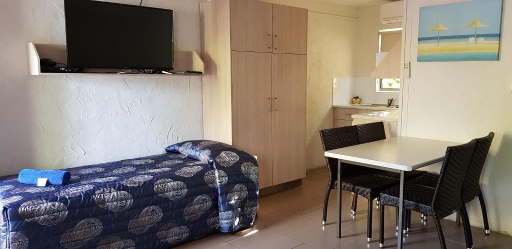 TV a/nebo společenská místnost v ubytování Mango Tree Motel