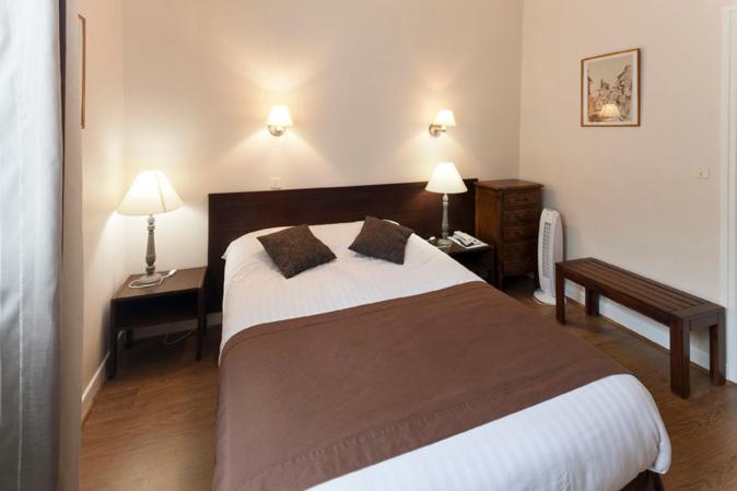 Letto o letti in una camera di Logis Hôtel Le Belle Rive