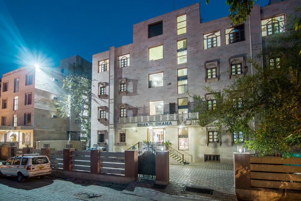 a van parked in front of a building at Hotel Bhakti Dhama in Vrindāvan
