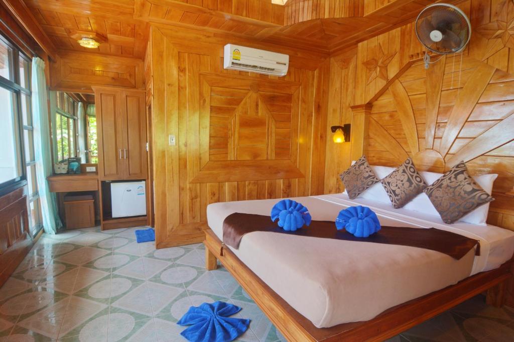 Postel nebo postele na pokoji v ubytování Kantiang Bay View Resort