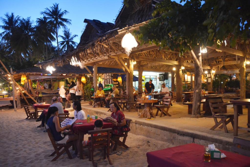 Restaurace v ubytování Kantiang Bay View Resort