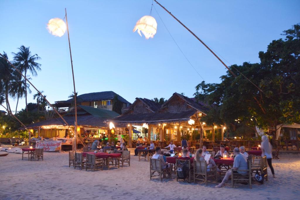 En restaurant eller et andet spisested på Kantiang Bay View Resort