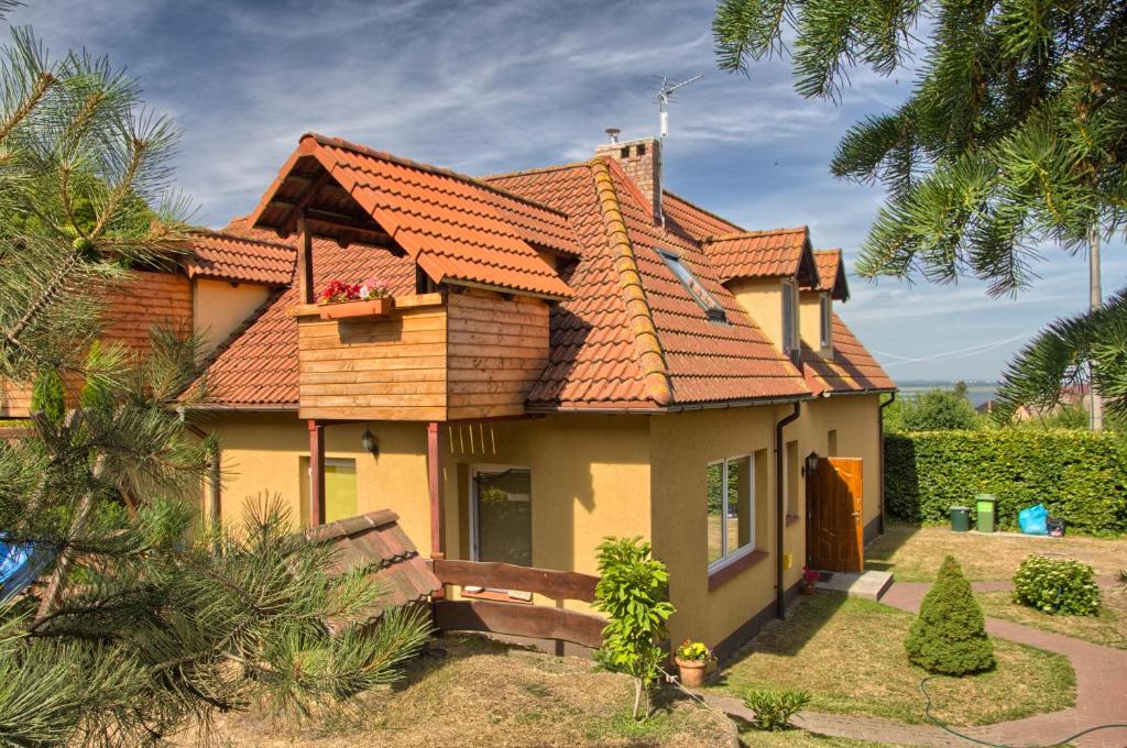 LubinにあるPod Jesionemのオレンジ色の瓦屋根の家
