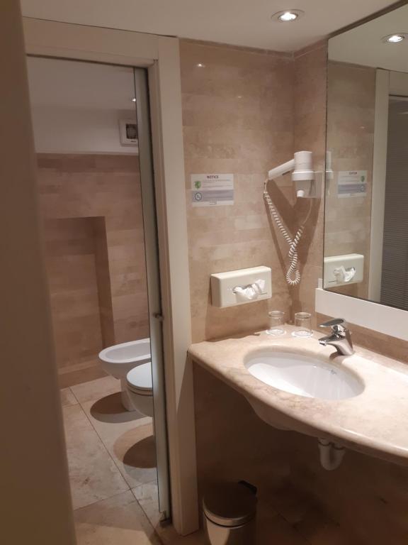 Łazienka w obiekcie Hotel White