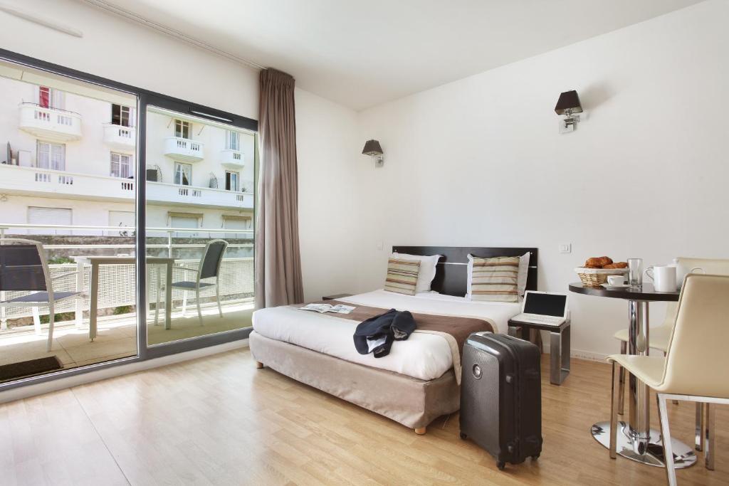 Postel nebo postele na pokoji v ubytování Appart'hôtel Odalys City - Monaco Les Hauts de la Principauté