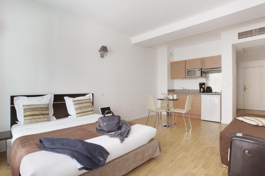 Kuchyň nebo kuchyňský kout v ubytování Appart'hôtel Odalys City - Monaco Les Hauts de la Principauté
