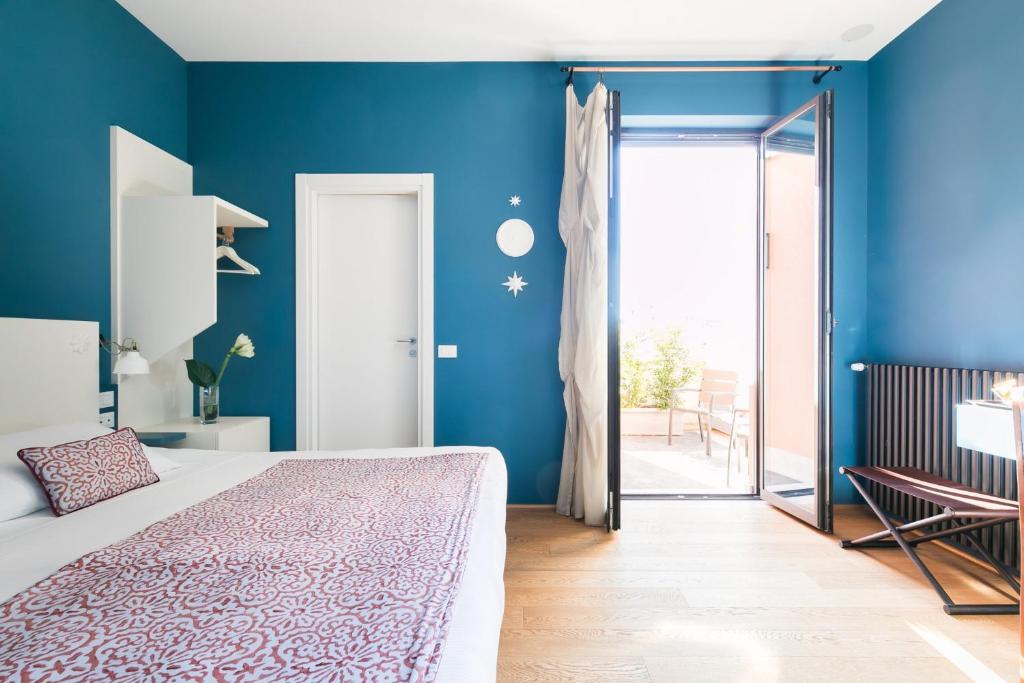 Postel nebo postele na pokoji v ubytování Rarity Suites