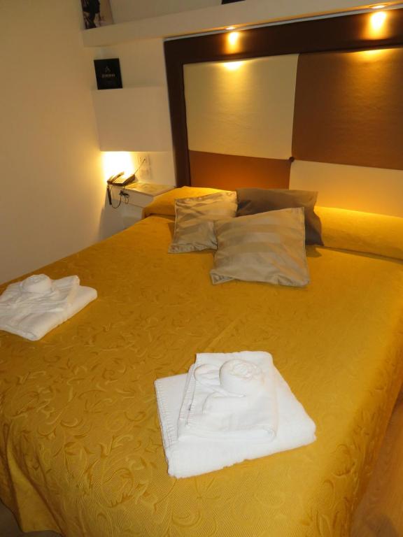 Łóżko lub łóżka w pokoju w obiekcie Albergo Del Centro Storico