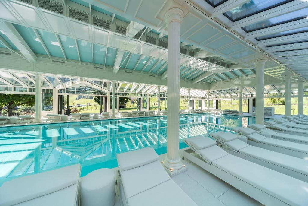 Bazén v ubytování Hotel der Wiesenhof nebo v jeho okolí