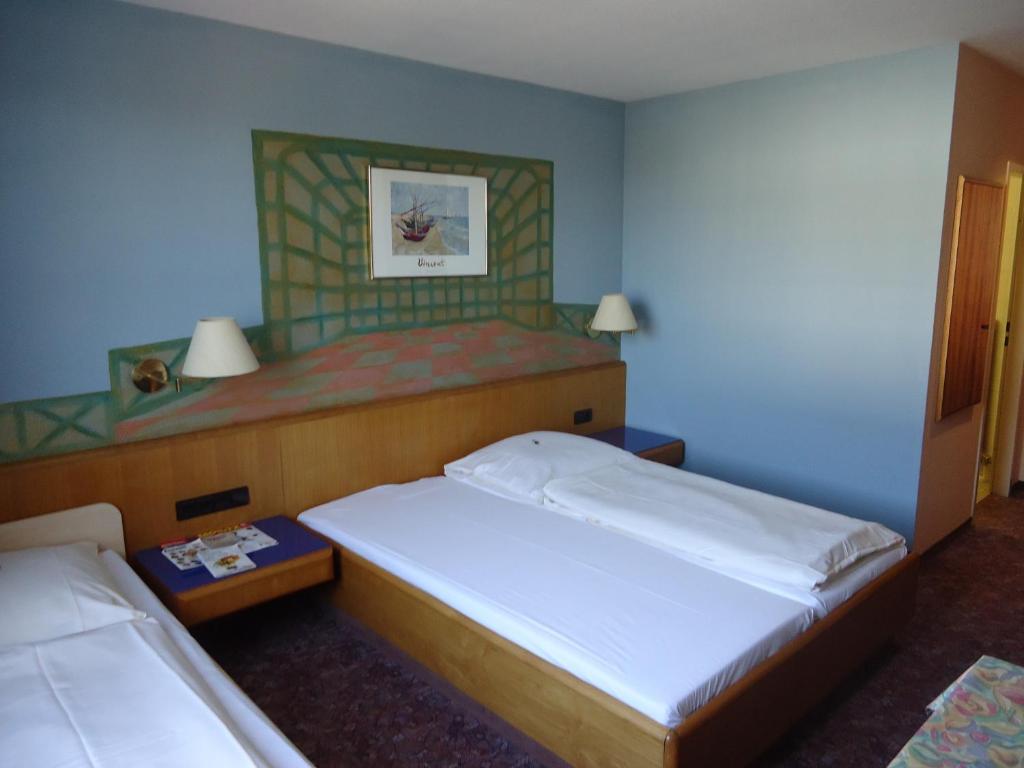 enjoyHotel garni Korntal Stuttgart b&b Parkplatz Sprinter Penny eTank - Triple Room (3 Adults)