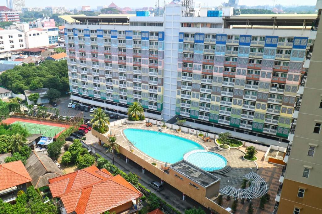 una vista aérea de un gran edificio con piscina en Star Apartemen Margonda Residence 2, en Pondokcina