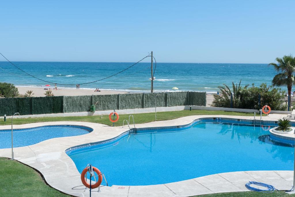 una piscina con la playa de fondo en Apartamento 374, en Marbella