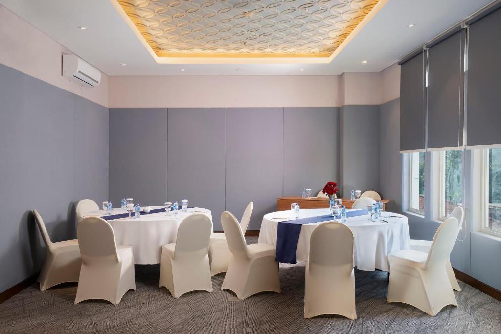 Posezení v ubytování BATIQA Hotel Darmo - Surabaya