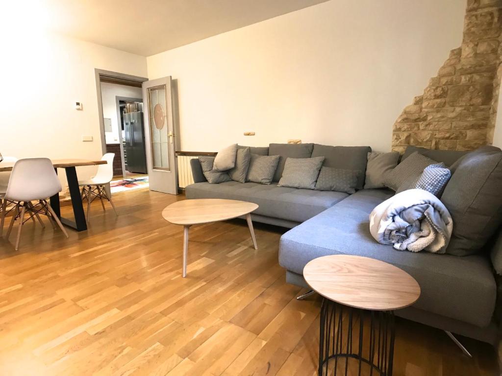 a living room with a couch and two tables at Poblat Andorrá, Encamp, con terraza, zona Grandvalira in Encamp