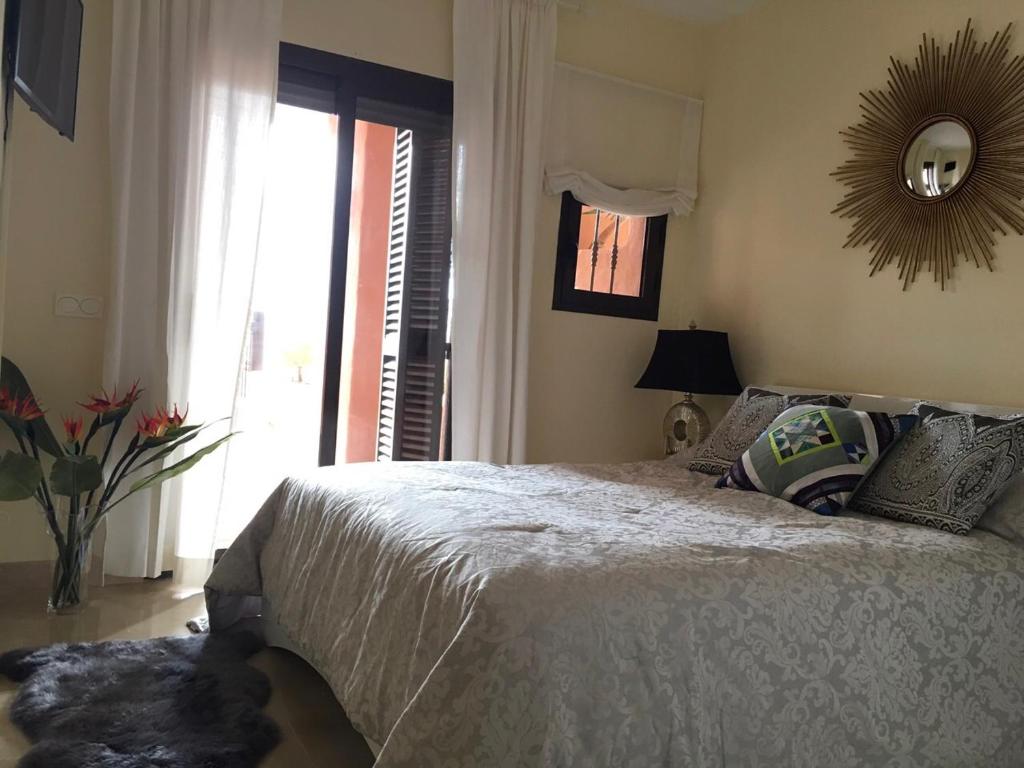 Postel nebo postele na pokoji v ubytování Flamingo Apartment Coto Real La Duquesa