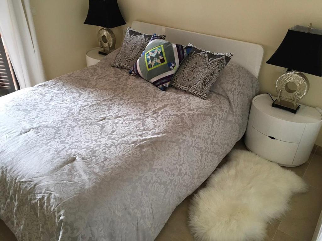 Postel nebo postele na pokoji v ubytování Flamingo Apartment Coto Real La Duquesa
