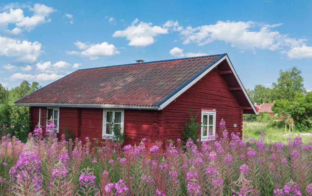オーシャにあるVandrarhemmet i Fredshammarの紫花畑の赤い家