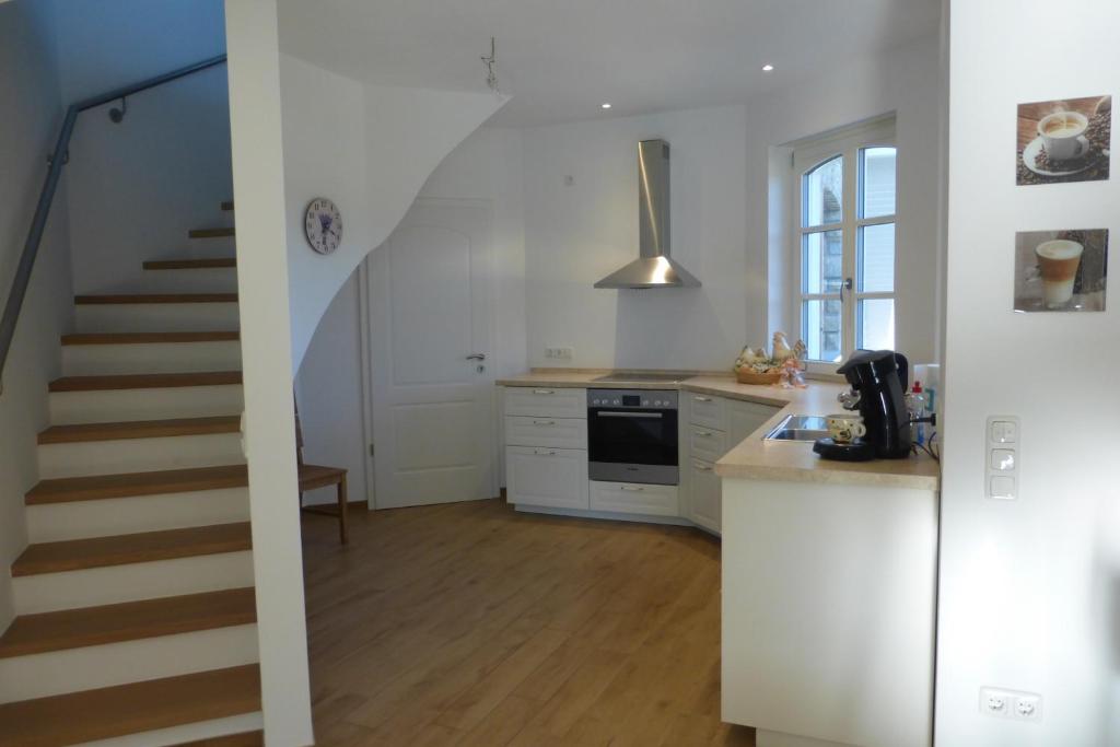 Kuchyň nebo kuchyňský kout v ubytování Ferienwohnung am Eifelsteig