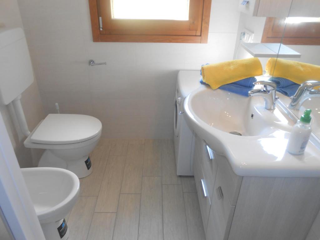 Ένα μπάνιο στο Ferienhaus direkt am Meer mit Wallbox für Elektroautos