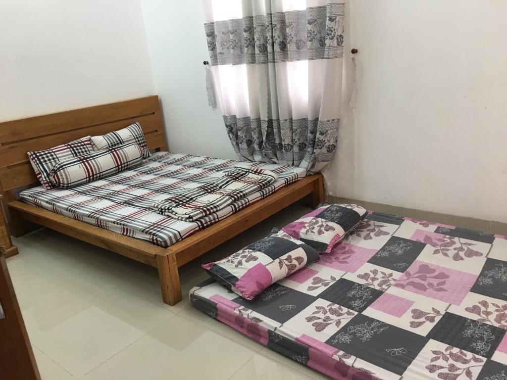 una camera con due letti e una tenda di Thom's Homestay a Vung Tau