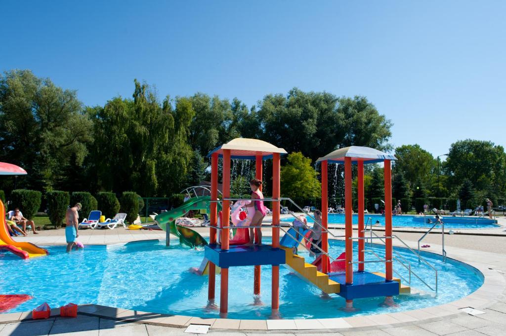 Bazén v ubytování Zem-Tourist nebo v jeho okolí