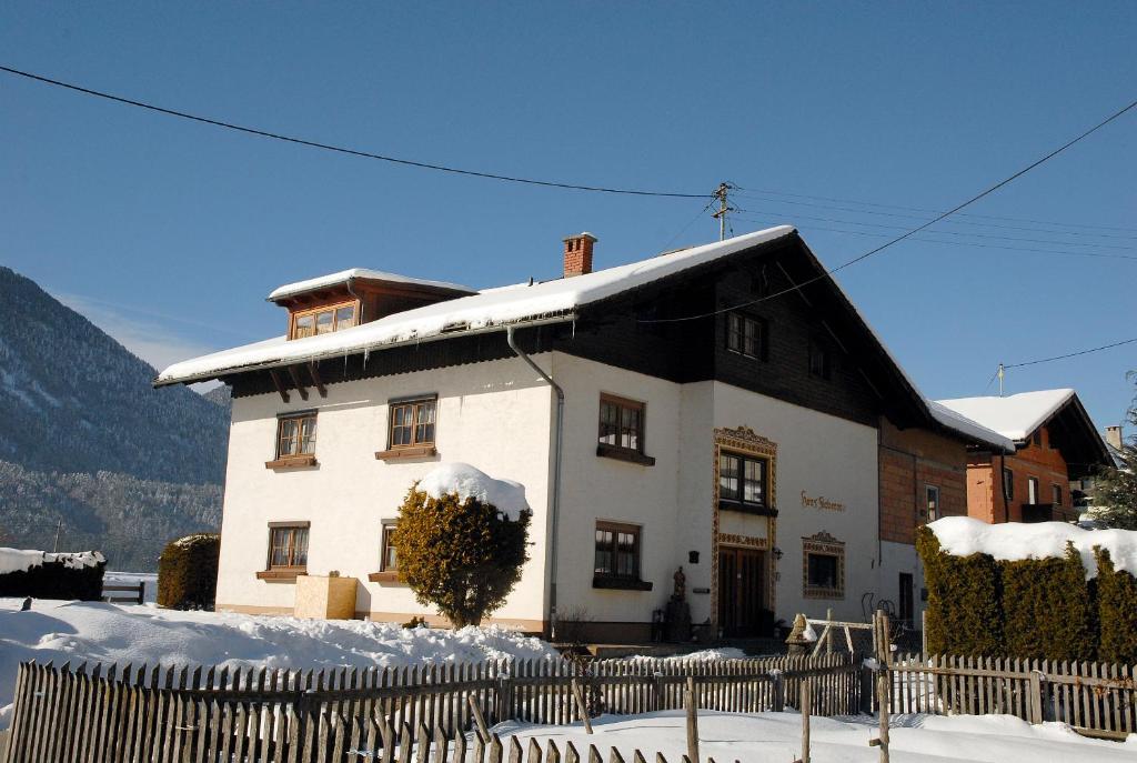 KirchbachにあるFewo's Siebererの雪の黒屋根白家