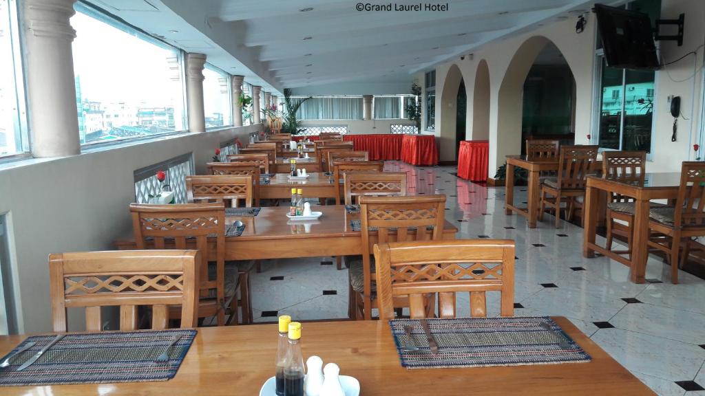 Restaurace v ubytování Grand Laurel Hotel