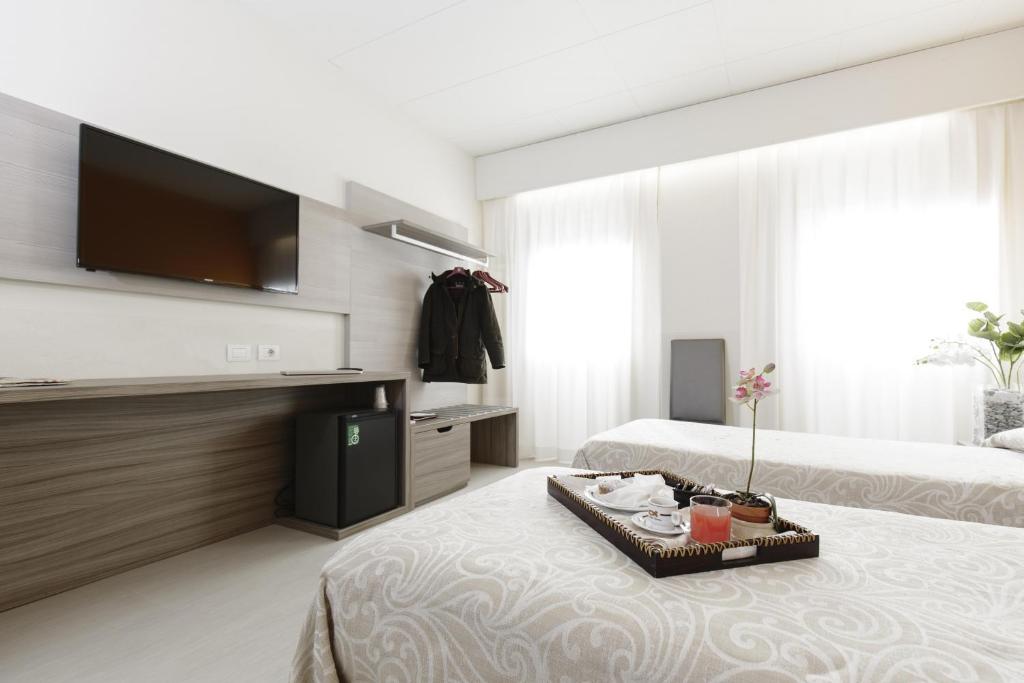 TV a/nebo společenská místnost v ubytování Alfa Fiera Hotel