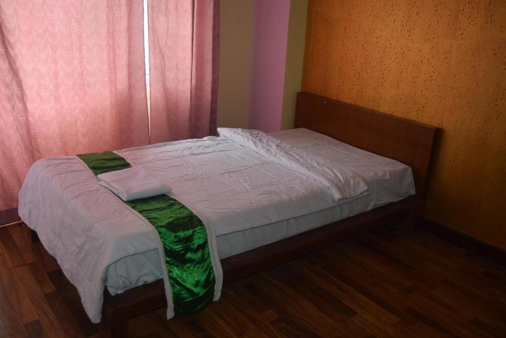 Postel nebo postele na pokoji v ubytování Manaslu Homestay