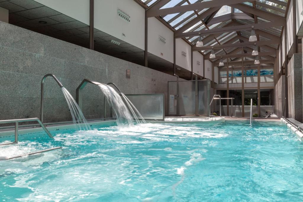 una gran piscina con un tobogán de agua en Hotel Balneario de Compostela en Brion