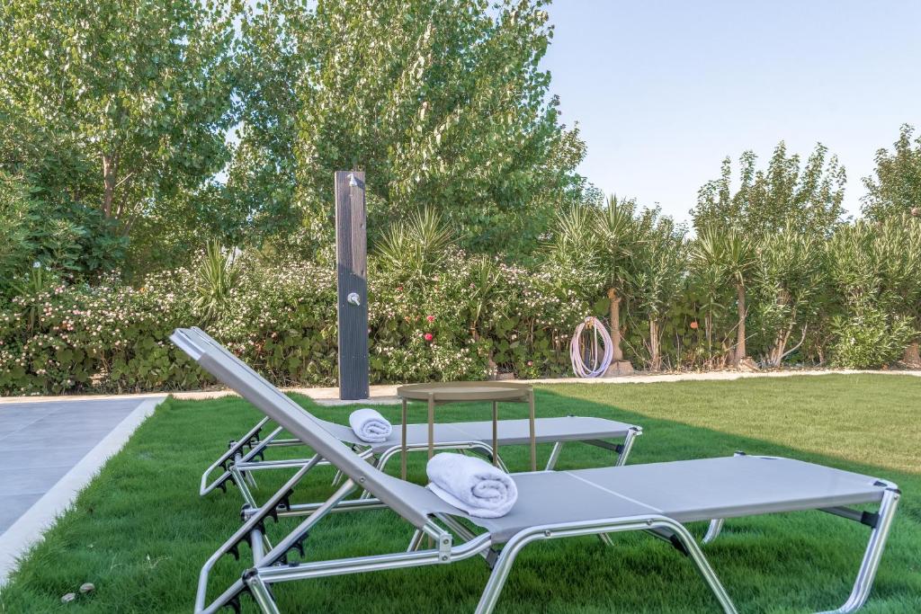 Vonkajšia záhrada v ubytovaní Lemonia Accommodations
