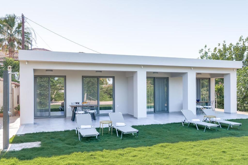 Vonkajšia záhrada v ubytovaní Lemonia Accommodations