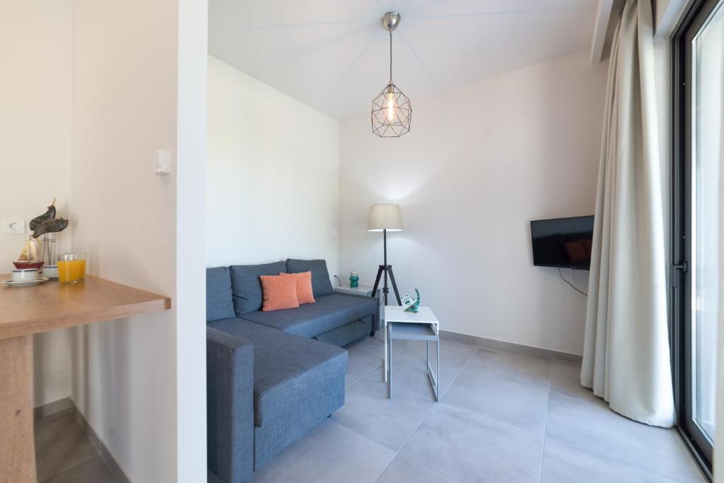 Televízia a/alebo spoločenská miestnosť v ubytovaní Lemonia Accommodations