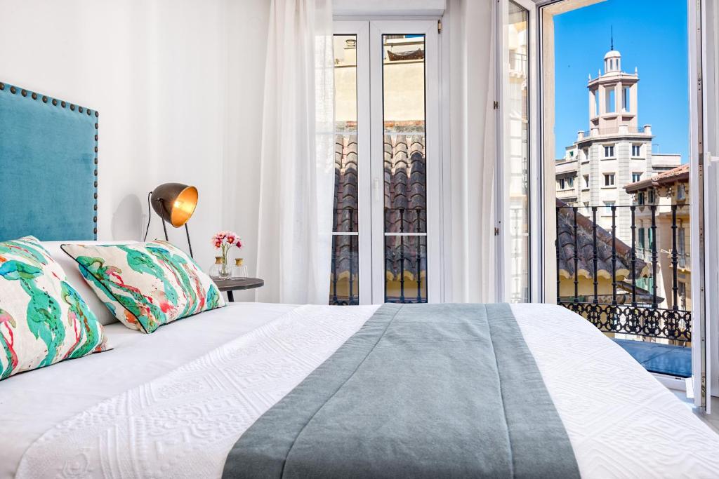 1 dormitorio con cama y ventana grande en Apartamento Calle Martínez - Larios, en Málaga