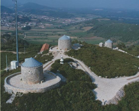 uma vista aérea de um edifício no topo de uma colina em Cabeço dos Três Moinhos em Rio Maior