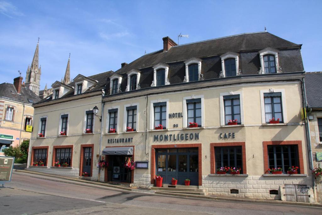 a building on the corner of a street at Logis- Hôtel & Restaurant Le Montligeon in La Chapelle-Montligeon