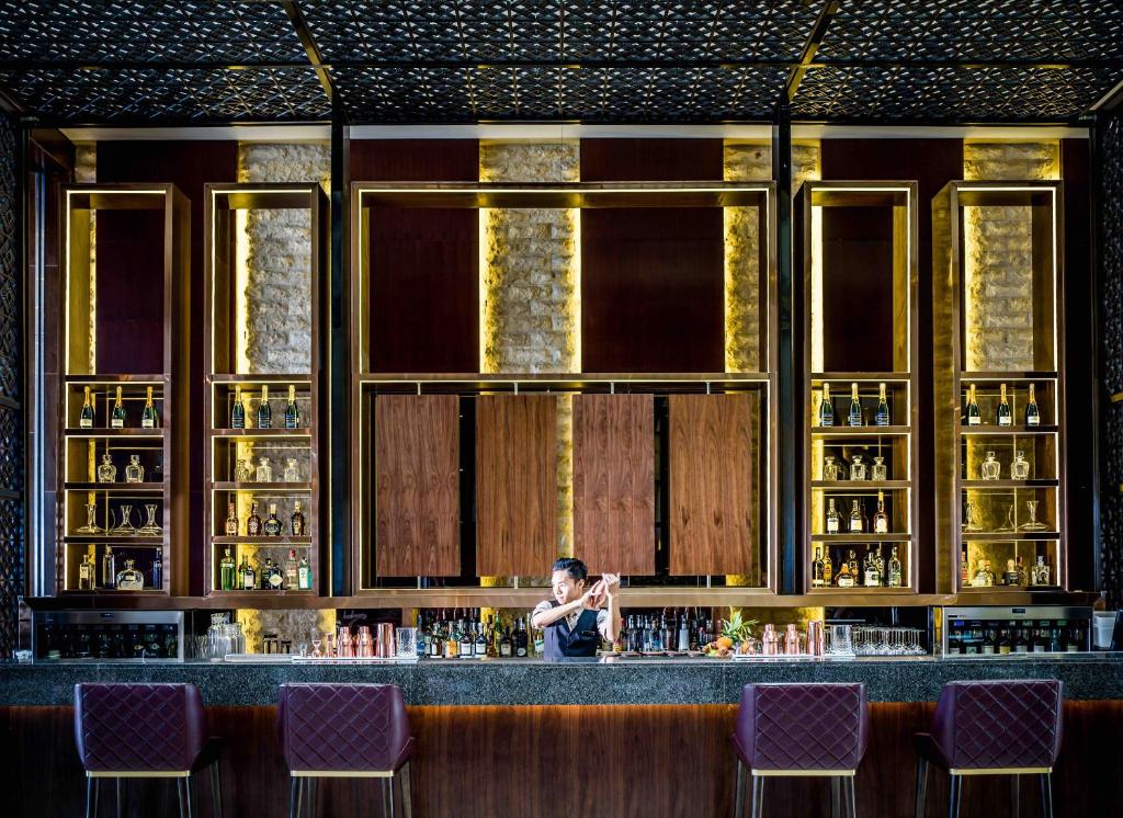 Lounge nebo bar v ubytování InterContinental Hanoi Landmark72 by IHG